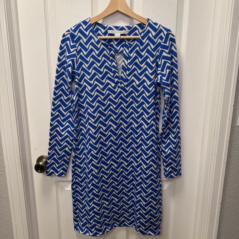 Diane von Furstenberg Blue & White Zig Zag Dress Size 4 Silk Blend Pullover